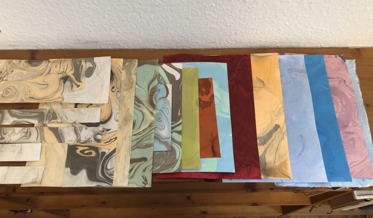 alt="Suminagashi, die japanische Art, Papier zu marmorieren">