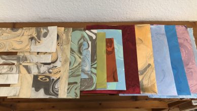 alt="Suminagashi, die japanische Art, Papier zu marmorieren">