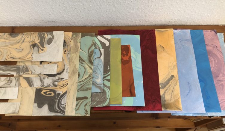 alt="Suminagashi, die japanische Art, Papier zu marmorieren">