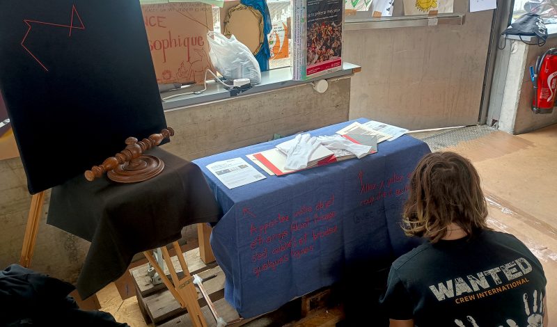 alt="FW-Stand, Juan Cruz Paz stickt / Pavillon Simone Weil, Genf/Schweiz">