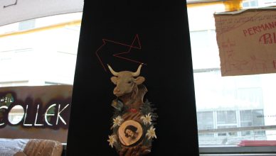 alt="Der rote Faden – Installation im Pavillon Simone Weil/Genf 2026">