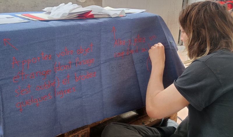 alt="Sticken im Pavillon Simone Weil/Genf 2026">